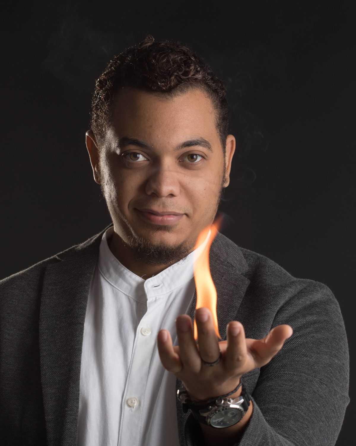 Gabriell Magic con una llama saliendo de la palma de su mano