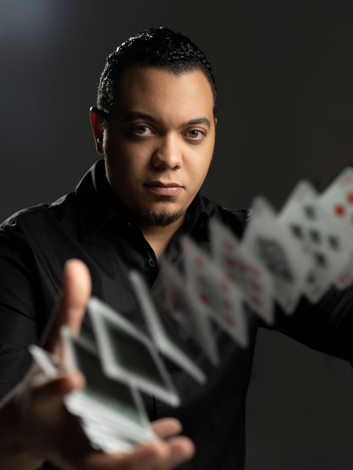 Gabriell Magic lanzando un abanico de cartas hacia la cámara