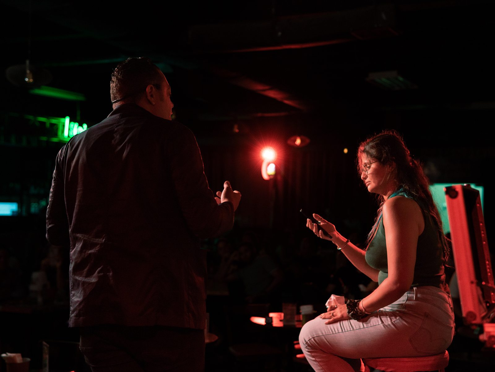 Magia de cerca en escenario con luces de colores