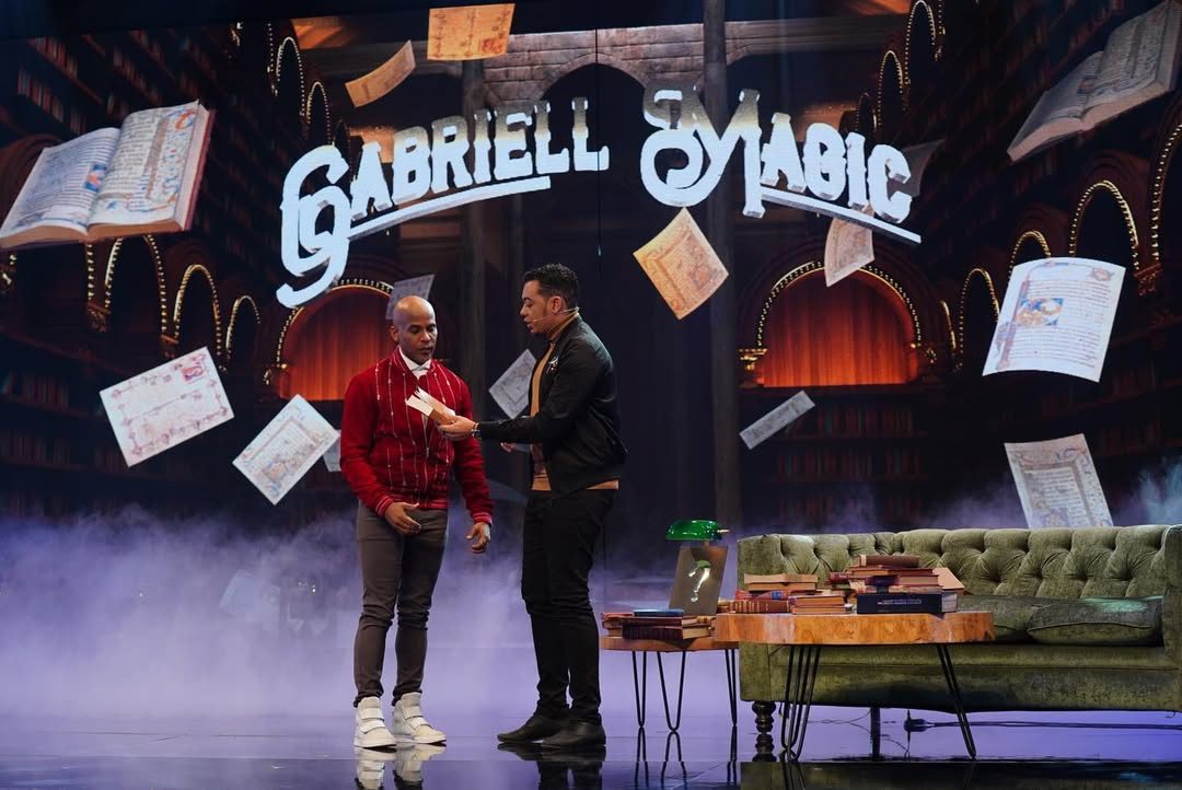 Escenario con el backdrop de Gabriell Magic