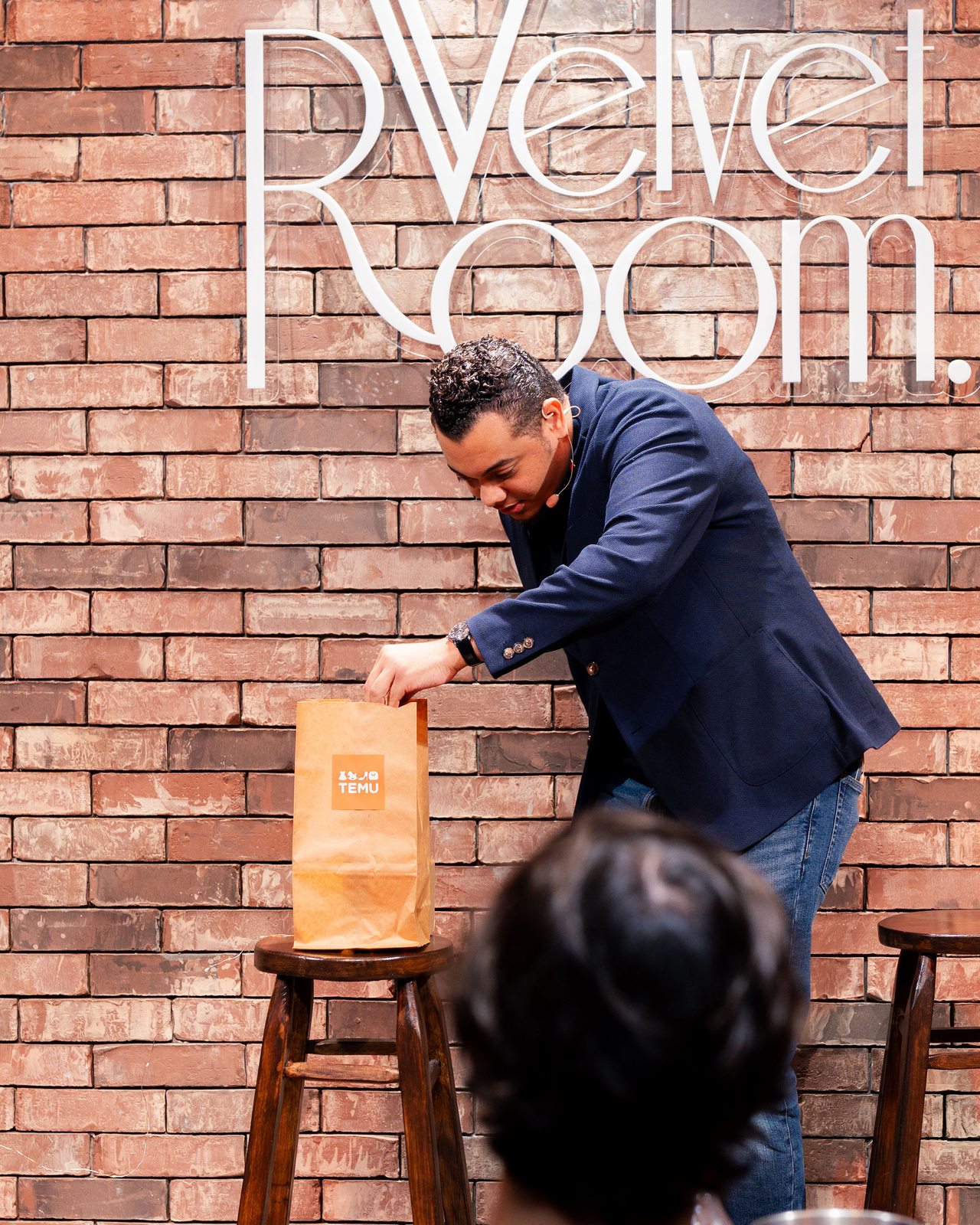 Rutina con bolsa de papel en Velvet Room